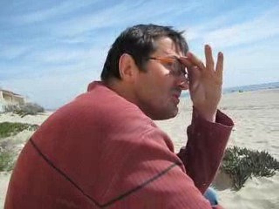 gars bizarre a la plage lol