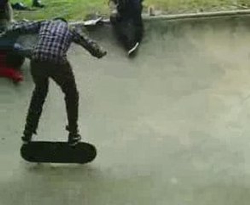 INITIATION SKATE BOWL LA FERTE SOUS JOUARRE partie 2