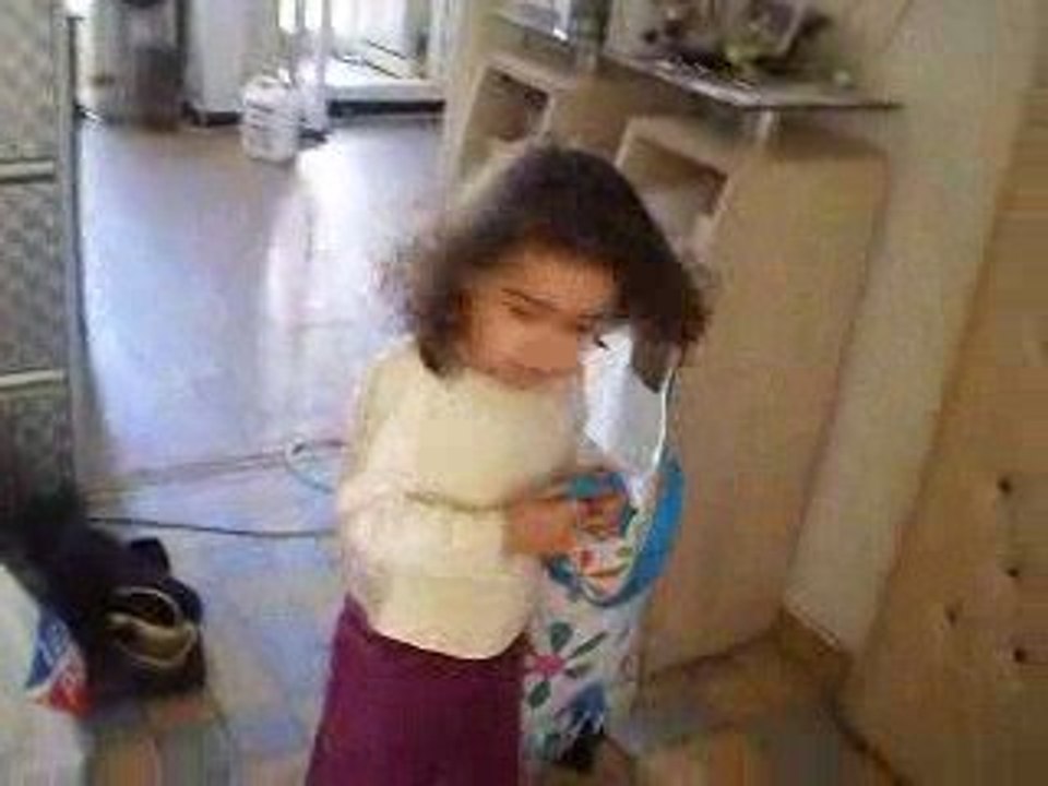 Silianna s'amuse avec son papa