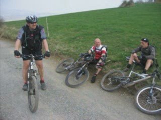 rando entre vignes et pierres dorees