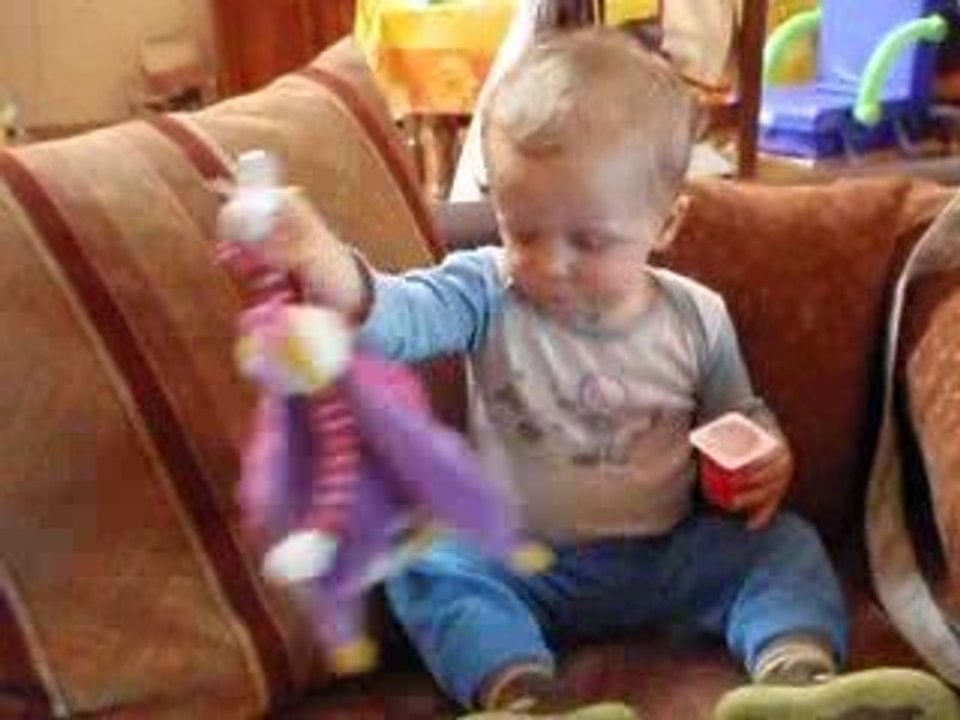 Ewen ni vu ni connu mangeant du petit suisse !