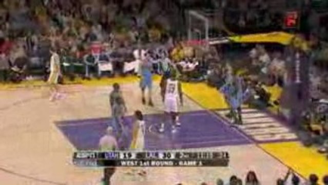 NBA Luke Walton finds Lamar Odom with the wrap-around pass a
