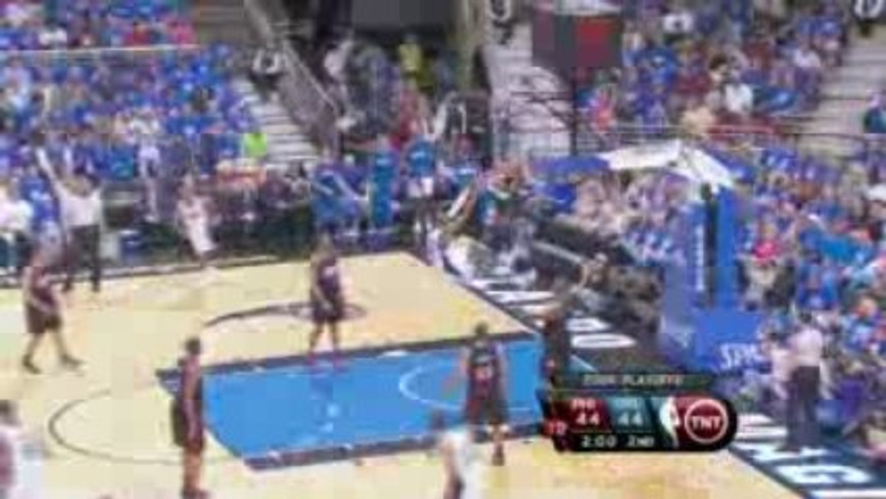 NBA Dwight Howard is controlling the paint against the Sixer