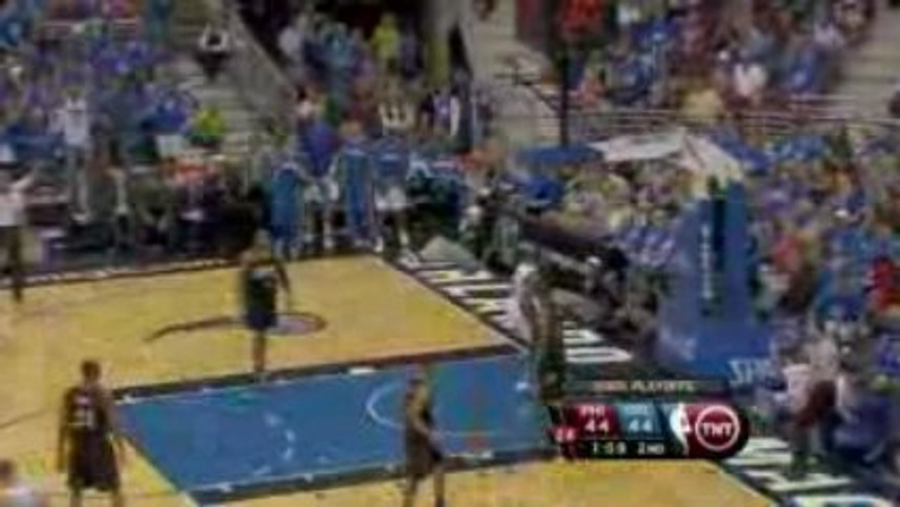 NBA Dwight Howard gets open inside and throws i...