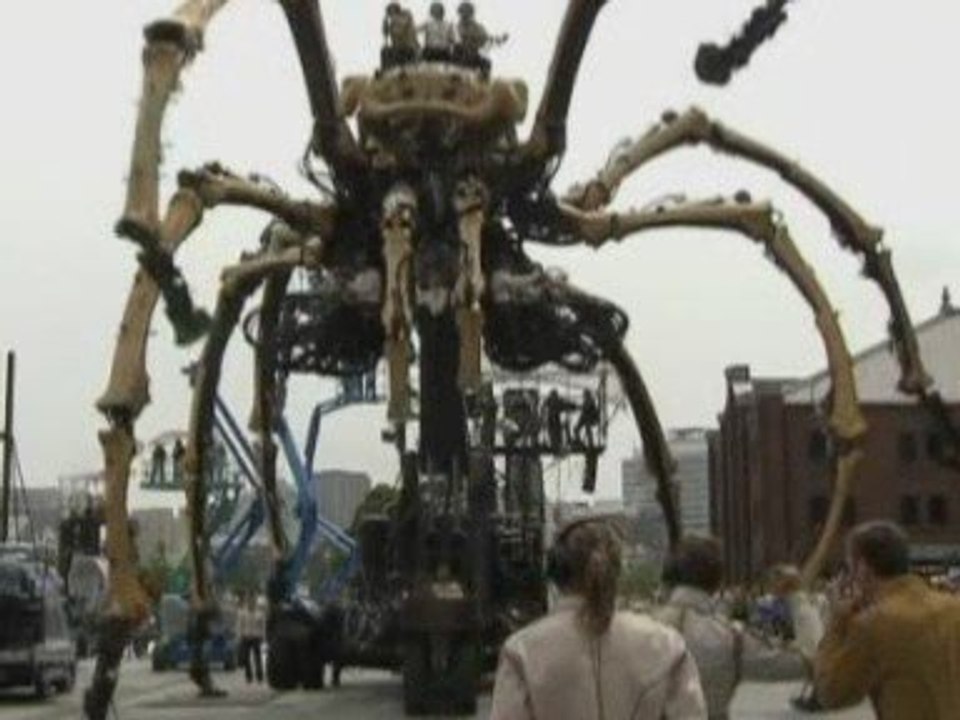 Giant spider crawls through Japanese city