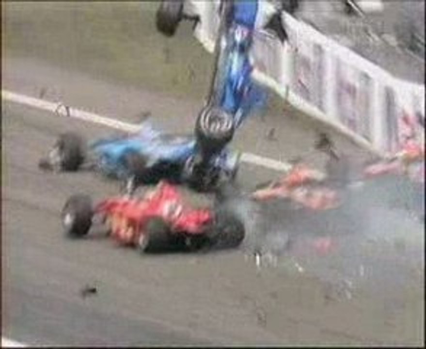 F1 crash - Burti percute violemment Schumacher