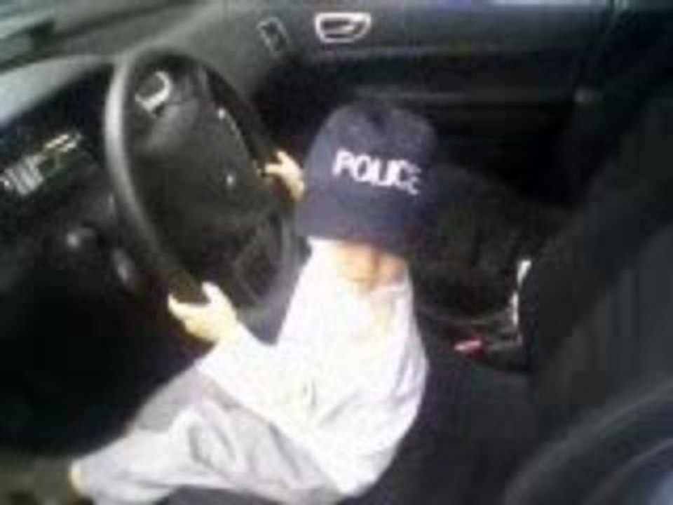 Hugo Flambeur voiture de police!