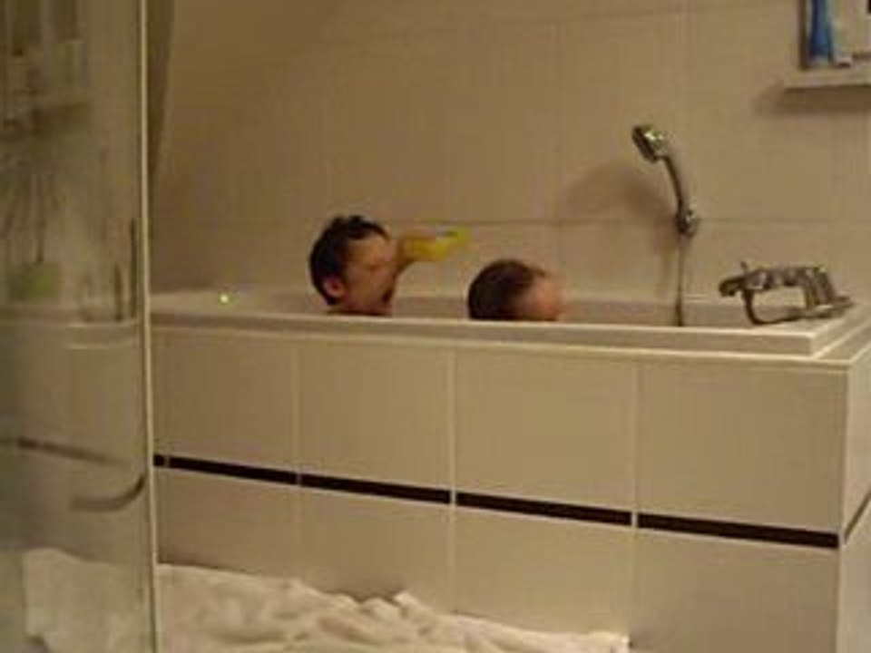 baptiste et charline dans le bain