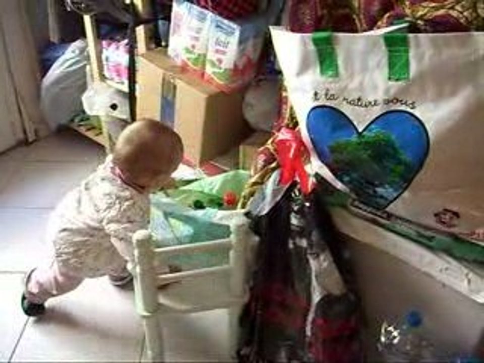 Lila fait ses premiers pas dans la maison !