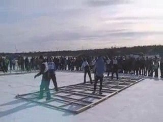 Concurso de lazo. En Finlandia. En la nieve