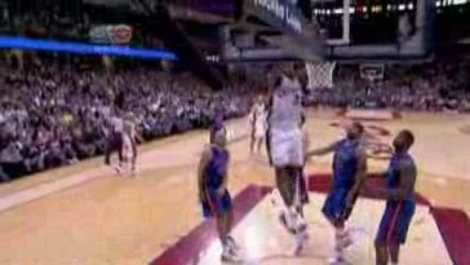 Nba Off the bounce pass from Mo Williams, LeBron James DUNK