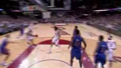 NBA Mo Williams feeds a LeBron James with a pretty dish for