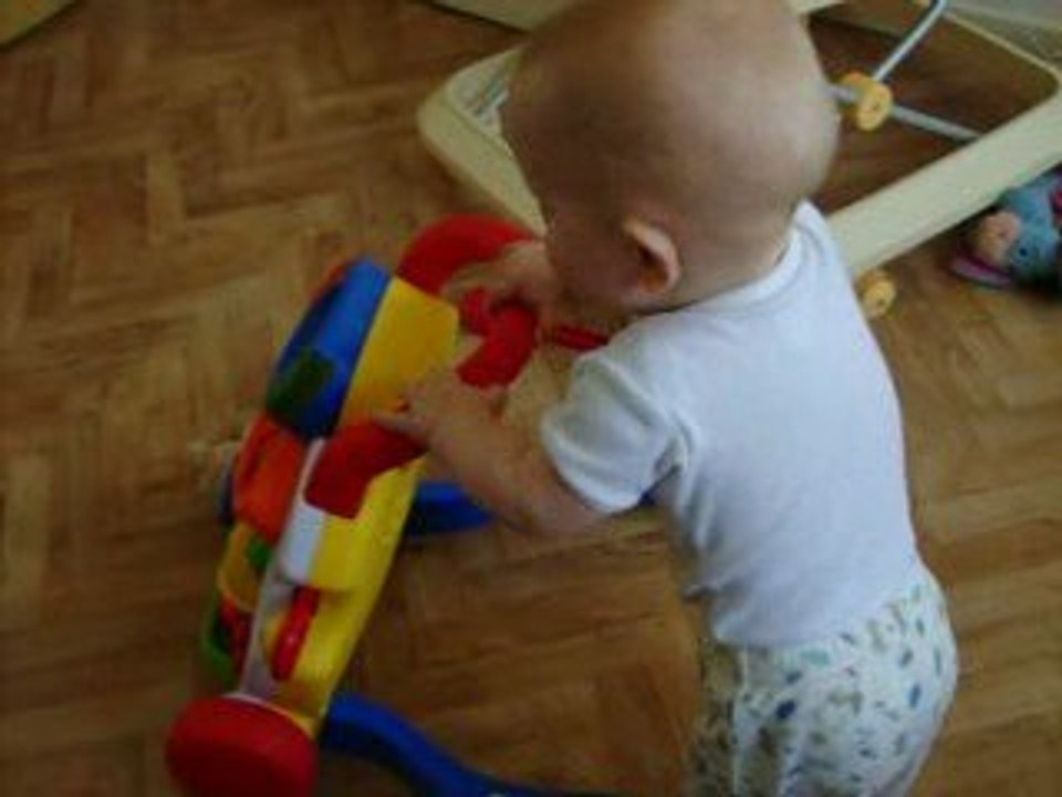 1ers pas de bb avec le pousseur