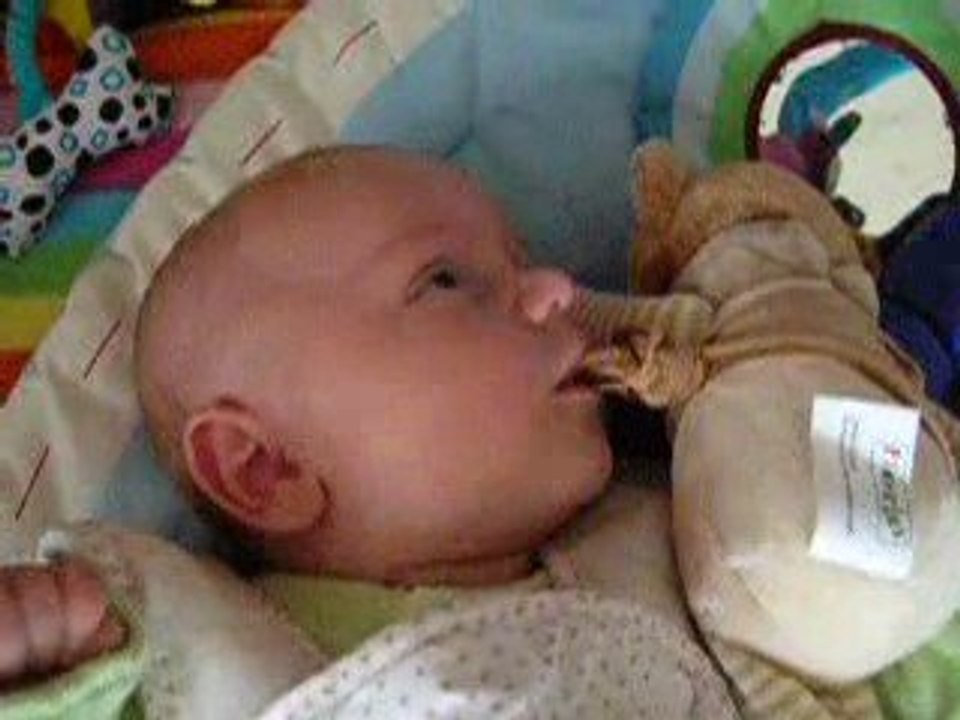 Paul tete son doudou (1)