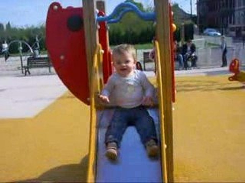 Alan (18 mois) fait du toboggan