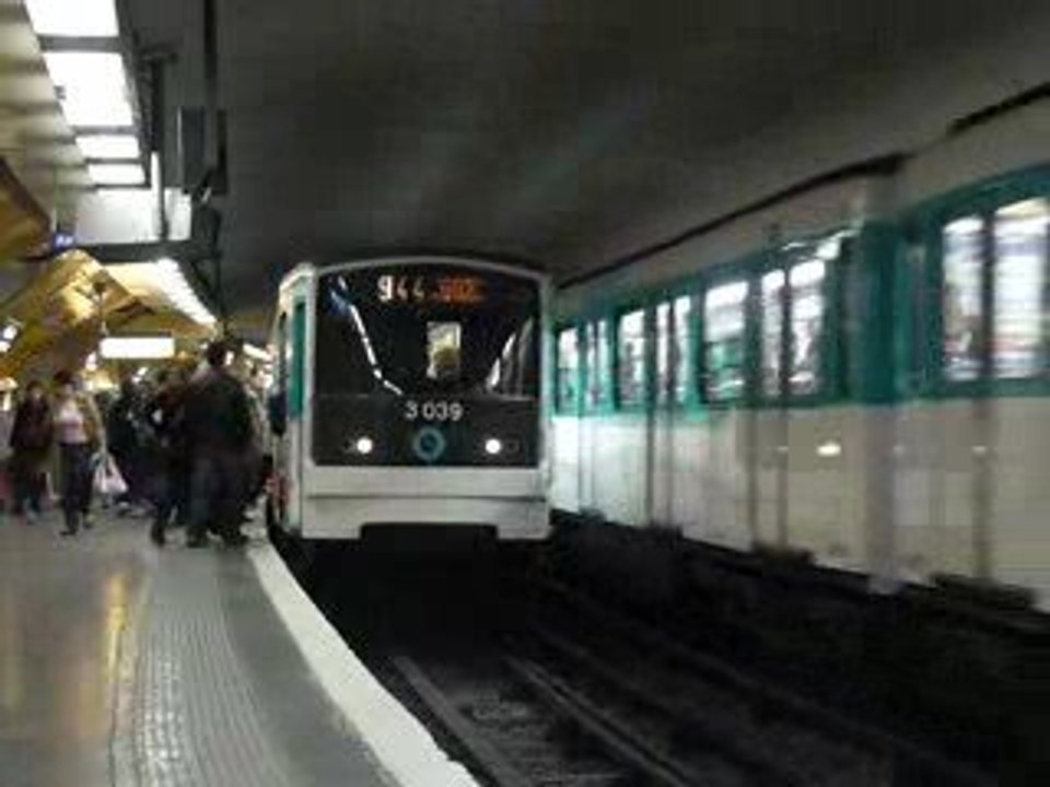 Les MF 67 N°s 13039 et 12037 à Nation sur la ligne 9