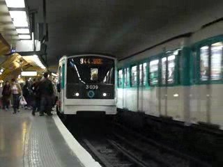 Les MF 67 N°s 13039 et 12037 à Nation sur la ligne 9