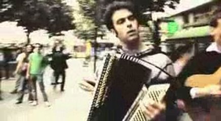 Zach Condon Performs 'Nantes' in London 🎶