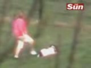 köpek tekmeleyen kız