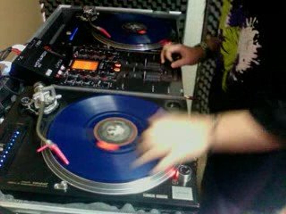 DJ GIZ'MO - PUMP IT UP REMIX