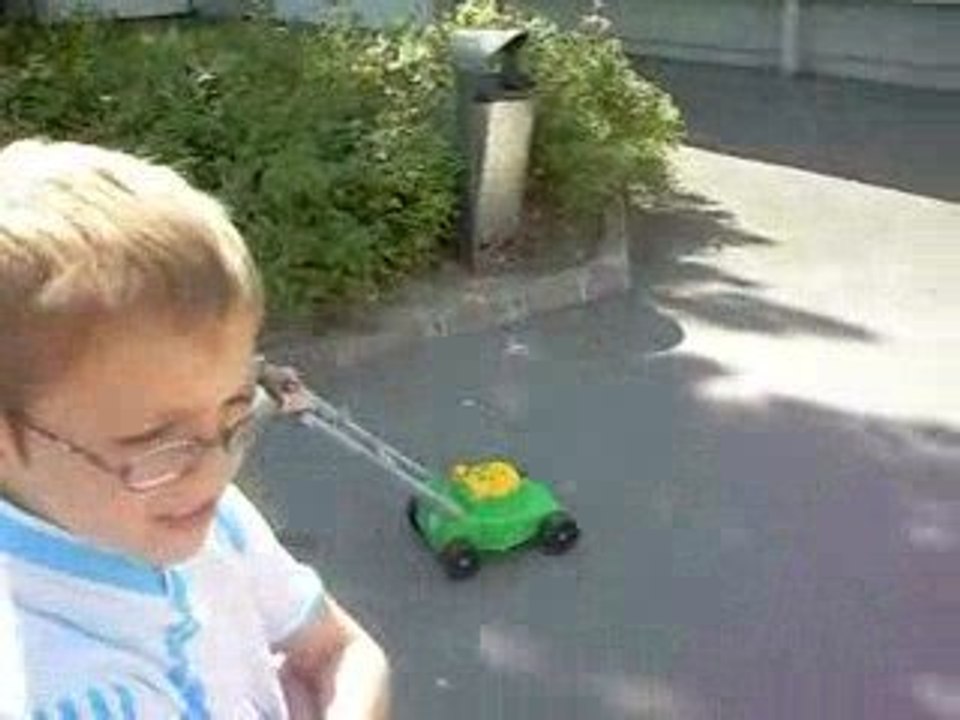 Mathis et sa tondeuse