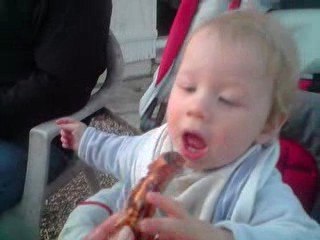 Juju qui mange un os