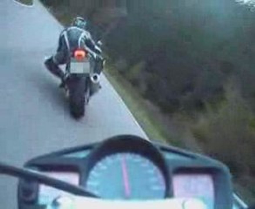 Suzuki GSR 600 chasing GSX-R 750