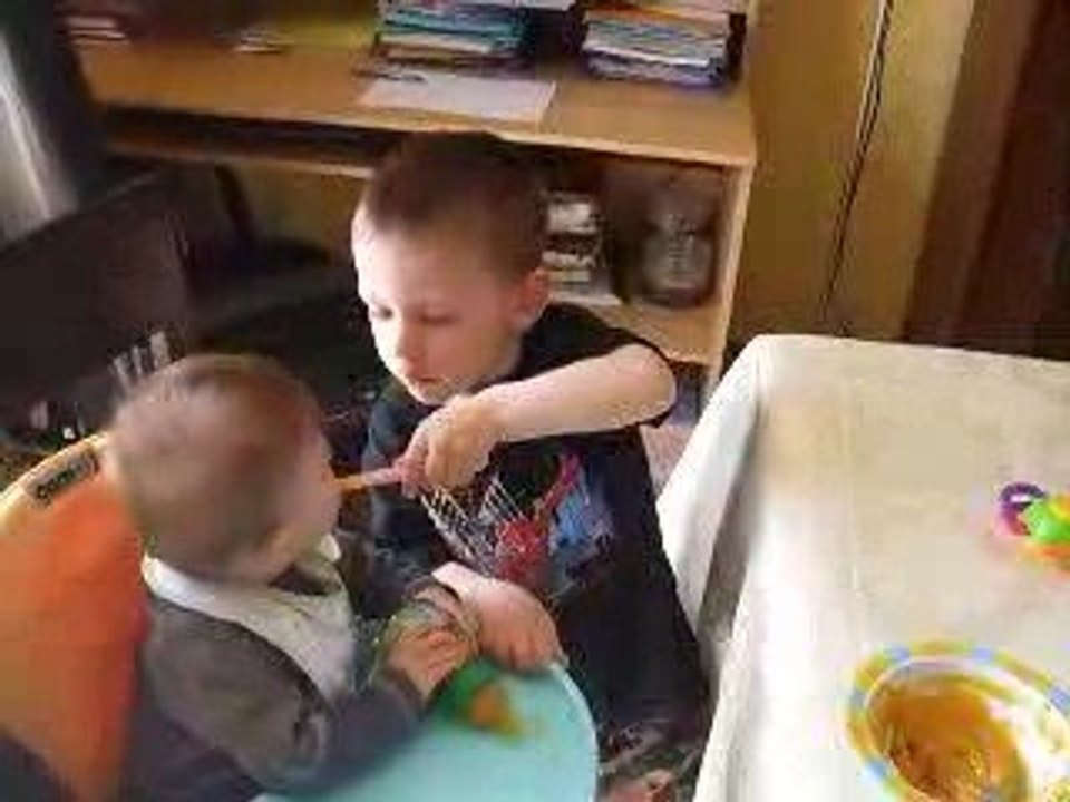 nathan donne à manger à Symon
