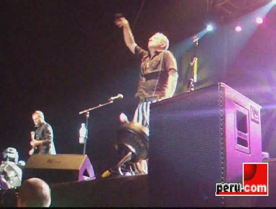B-52's sacudió el Estadio Nacional