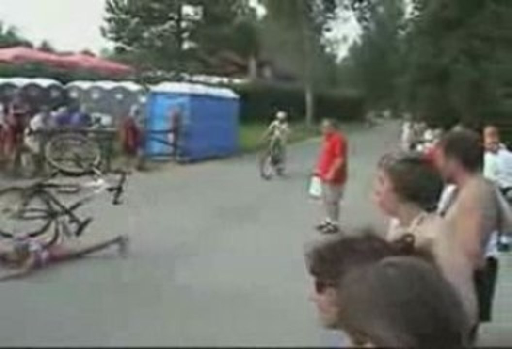 Femme Chute a Vélo