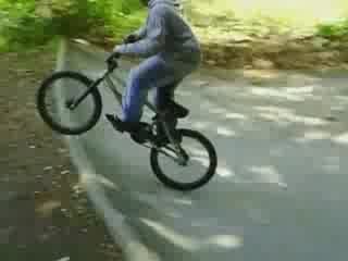 Johnny en BMX et Eddie en vélo au " BOWL "