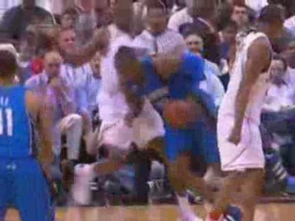 Dwight_Howard_Bulldozes_for_the_Dunk