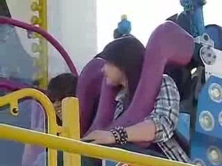 Les fiilles dàns une grànde àttràctiiOn