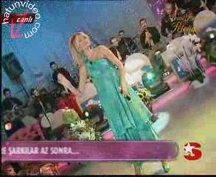 Petek Dinçöz  Yeşiller İçinde Deyme Keyfime Deyme