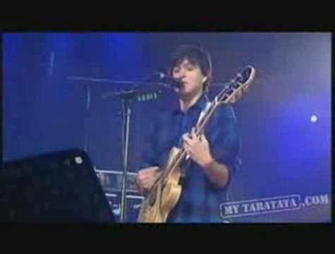 un américain chante francais lol