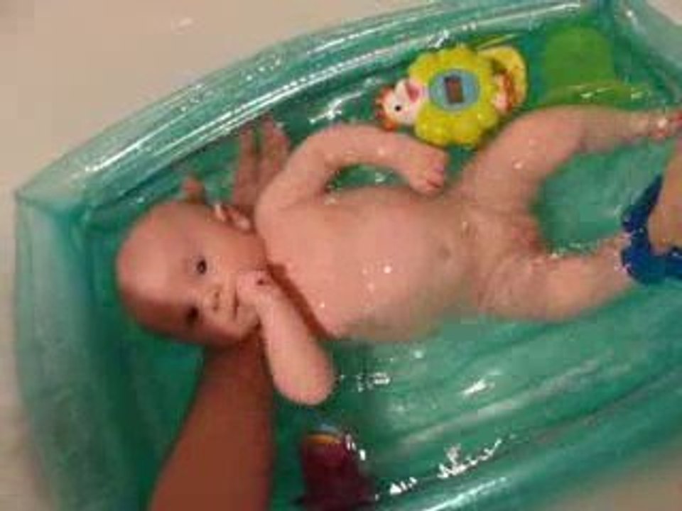 Bastien dans le bain