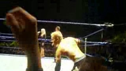 wwe smackdown à Geneve Christian voit ma pancarte et me fait