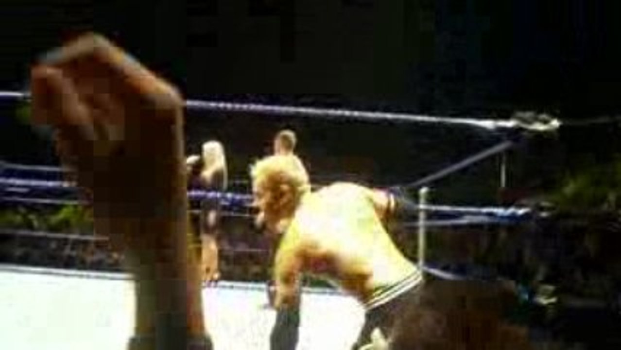 wwe smackdown à Geneve Christian voit ma pancarte et me fait