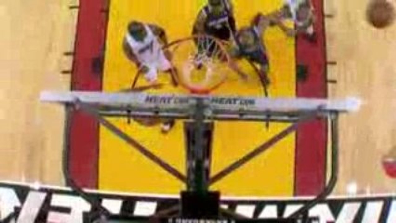 NBA Dwyane Wade drives through the lane and throws down the