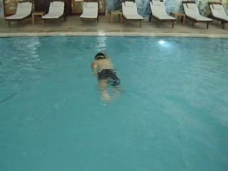 Umut Bey yüzme dersinde