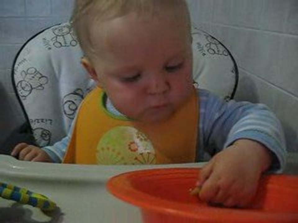 Thibault mange des haricots au beurre