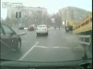 Camion perd sa remorque dans une route