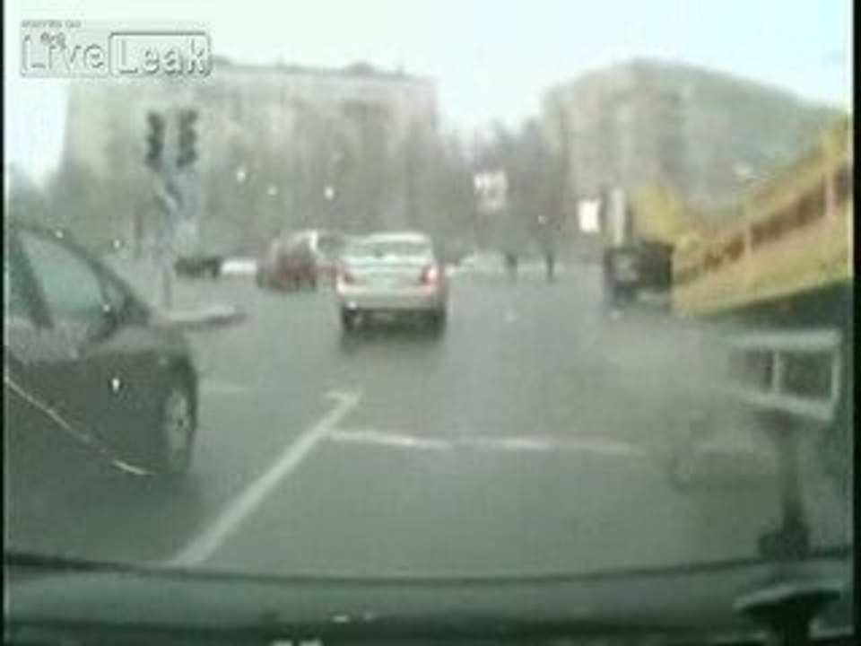 Camion perd sa remorque dans une route