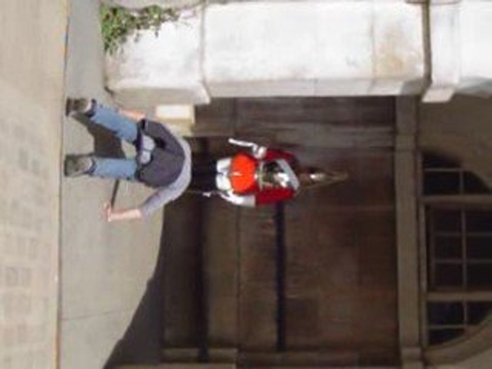 pompe devant un garde anglais