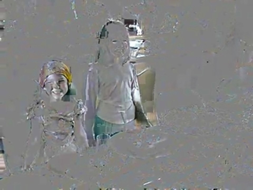 Salomé et Solène soufflent les bougies (5 et 9 ans)