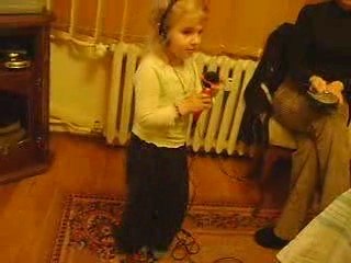 моята внучка пее на плейбек  и иска аплодисменти