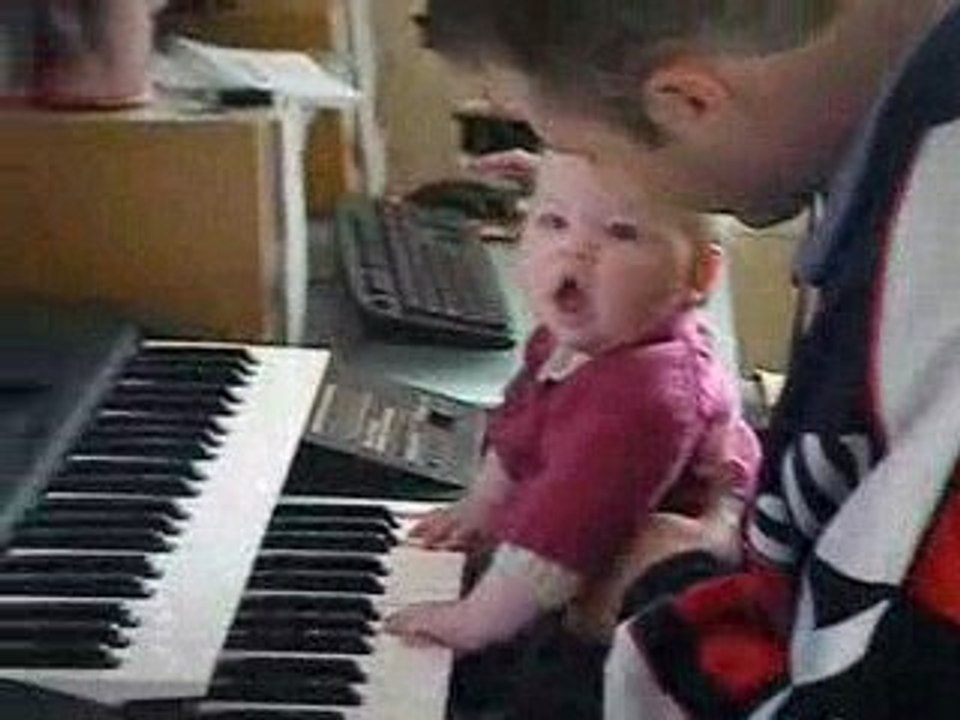 La miniPoup' s'eclate au piano