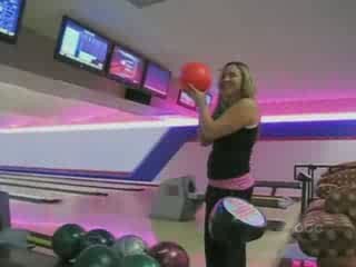 FEMME QUI JOUE AU BOWLING