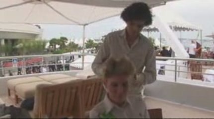 Model Hofit gets celebrity hairstyle on Celebrity Wire