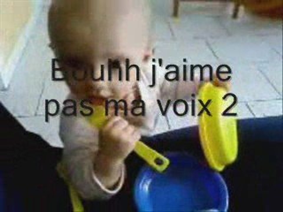 Lynn joue a la dinnette